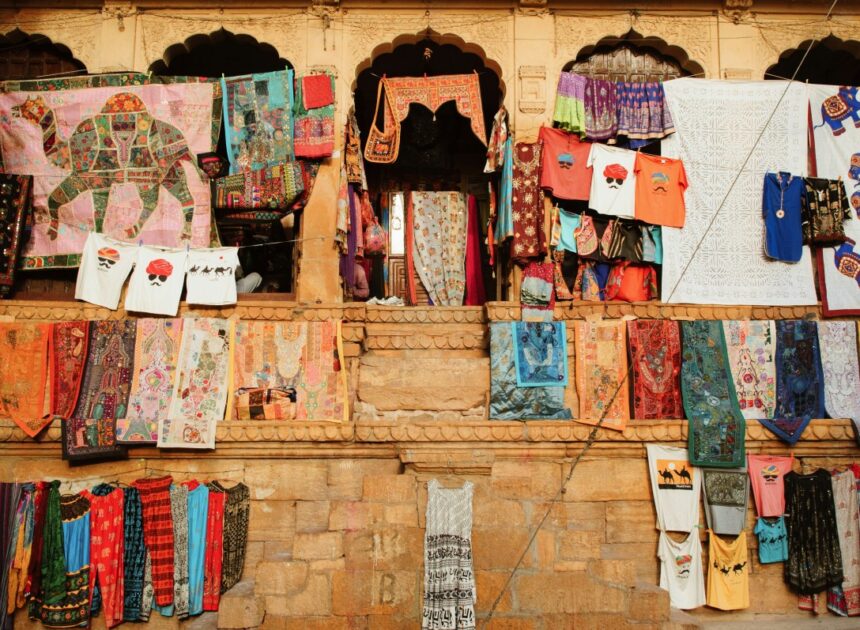 Vintage Fashion: How to Incorporate Retro Pieces Into Your Wardrobe